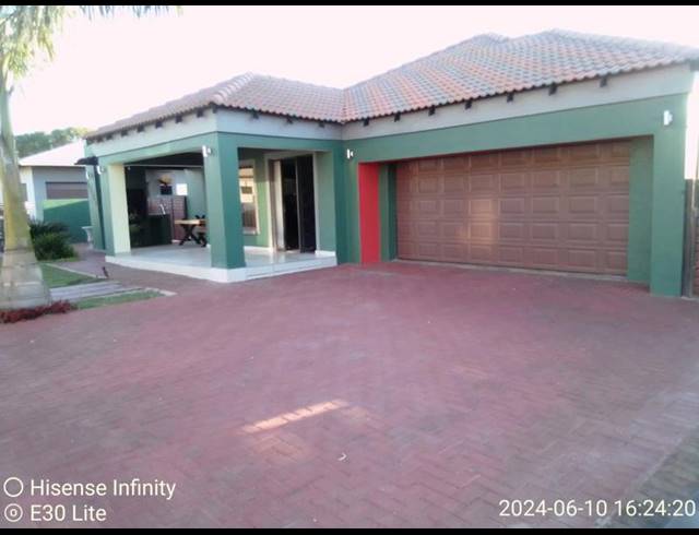 4 BEDROOM HOUSE FOR SALE IN THE ORCHARDS